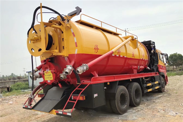 程力集團后雙橋清洗吸污車實現一車兩用，魚與熊掌不可兼得未必定論