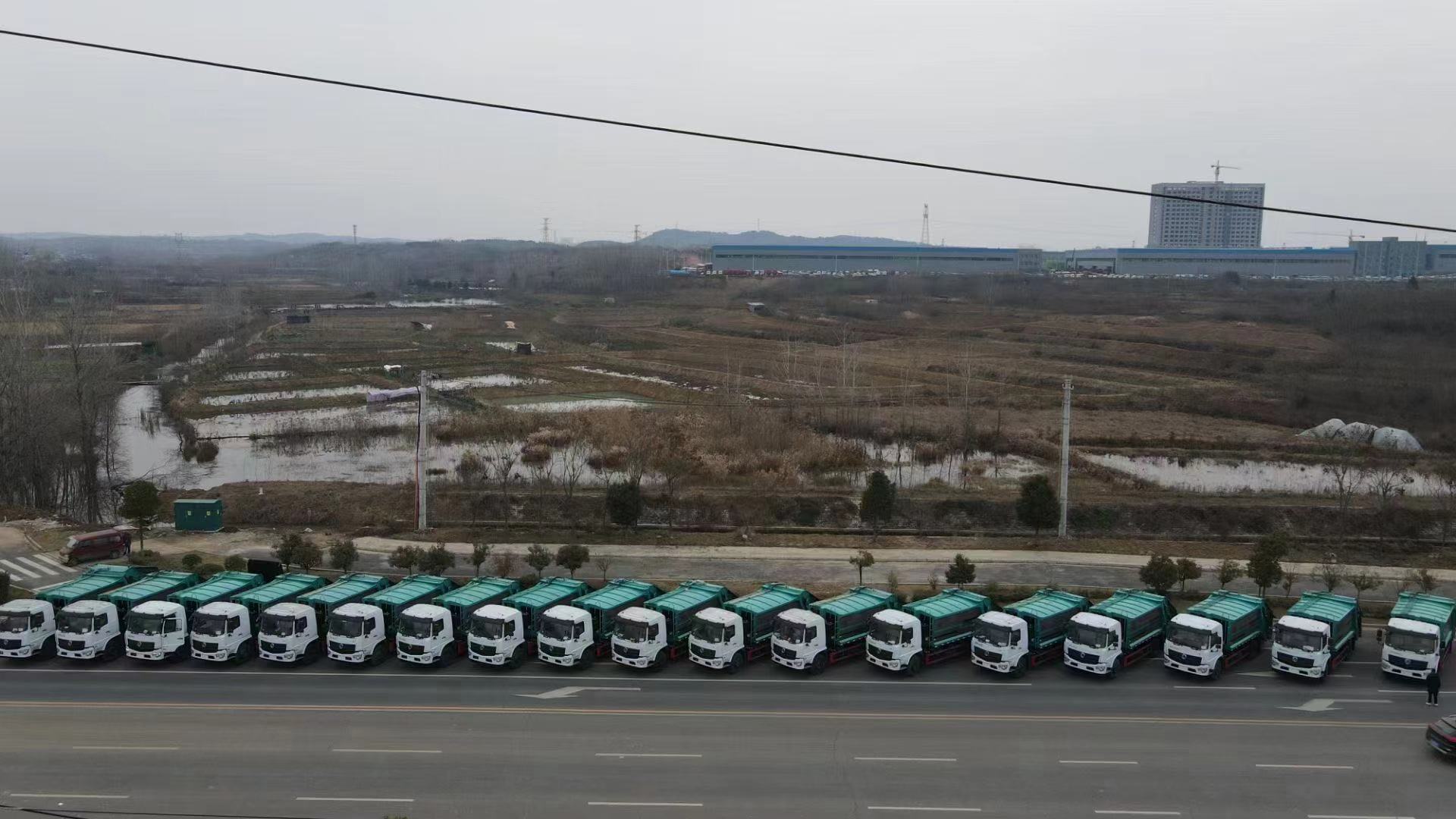 砥礪前行，程力集團(tuán)二十二臺(tái)東風(fēng)12噸壓縮垃圾車批量發(fā)車