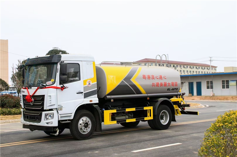 粵港澳大灣區VIP大客戶的批量采購訂單-KL5智能灑水車及壓縮垃圾車順利交付