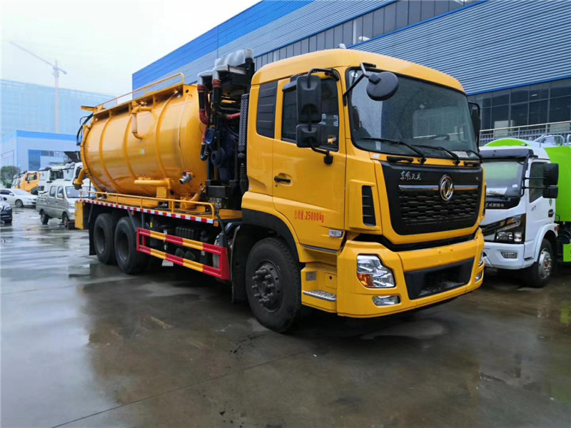 東風8方大多利卡D7吸污車罐體一次壓鑄成型可后開