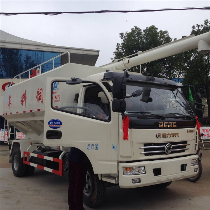東風(fēng)天錦散裝飼料車底盤采用載重汽車底盤，罐體內(nèi)可加裝分倉(cāng)
