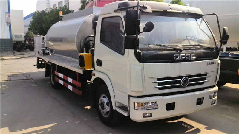 東風天錦路面清洗車養護車可實現雙重水流強化清洗，噴射流水穩定