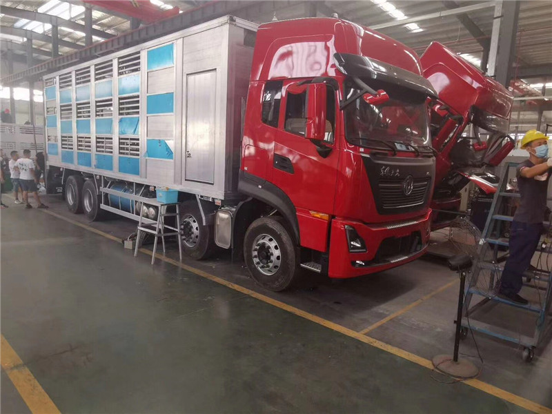 東風多利卡畜禽運輸車車廂板采用工裝夾具壓制成瓦棱型，強度韌性高