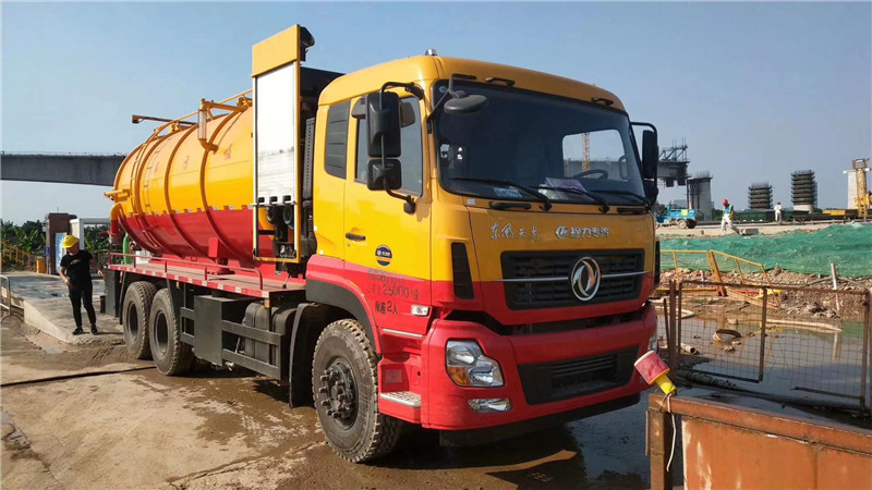 東風前四后八大型管道疏通車可以滿足嚴重管道狀況，使用范圍更廣泛