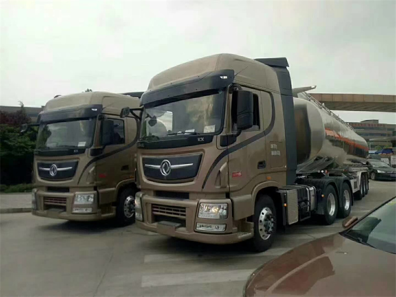 天龍牽引頭好評(píng)如潮，兩臺(tái)50立方天龍牽引頭鋁合金油罐車(chē)?yán)^續(xù)走起