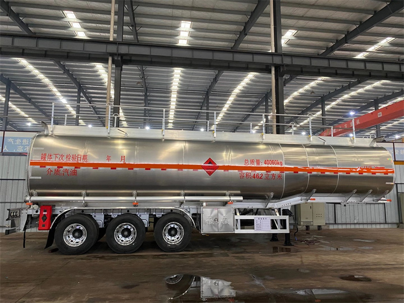 不銹鋼半掛油罐車細(xì)節(jié)配置展示圖，強(qiáng)硬的質(zhì)量體系保持茂名油罐車市場(chǎng)占有率
