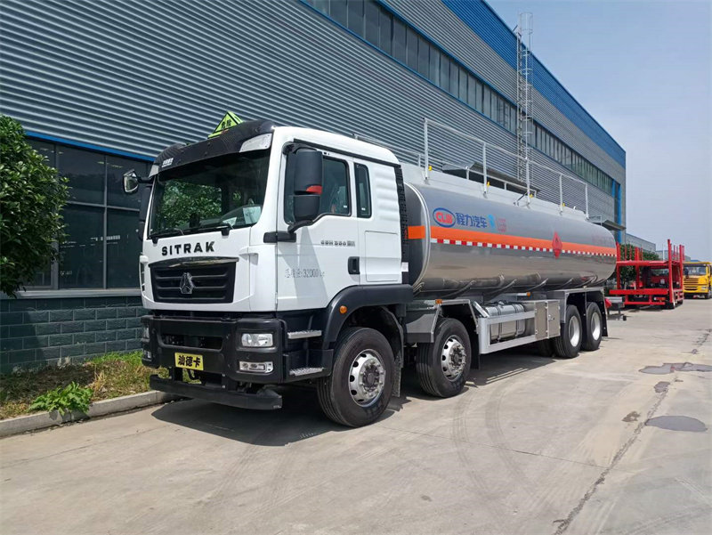 重汽汕德卡前四后八鋁合金油罐車(chē)