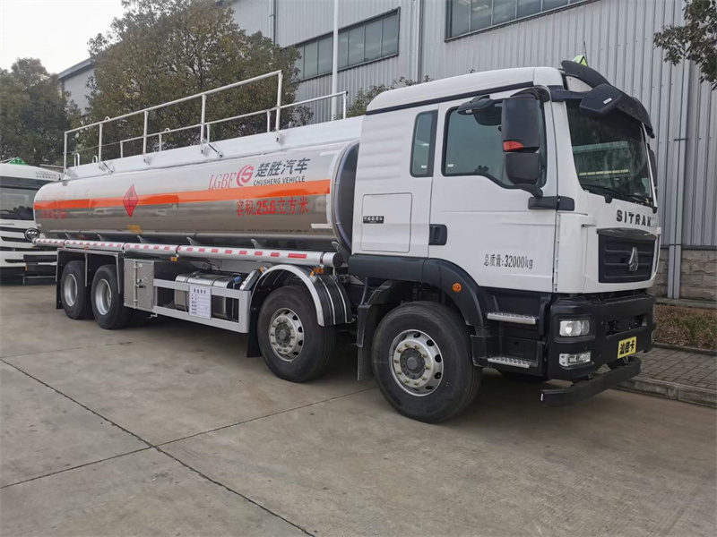 重汽汕德卡前四后八25.5方鋁合金運(yùn)油車(chē)