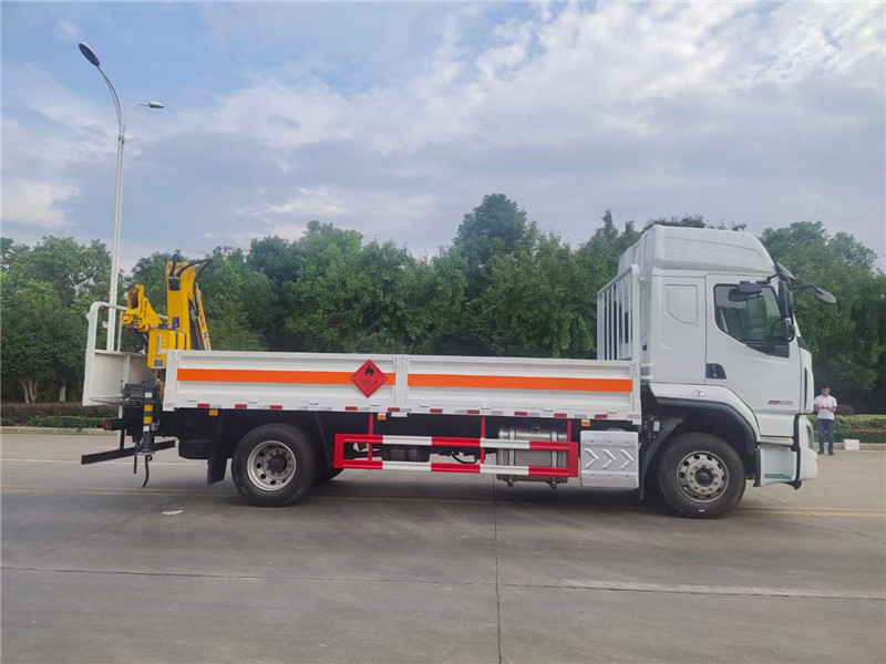 東風(fēng)柳汽氣瓶運輸車帶吊