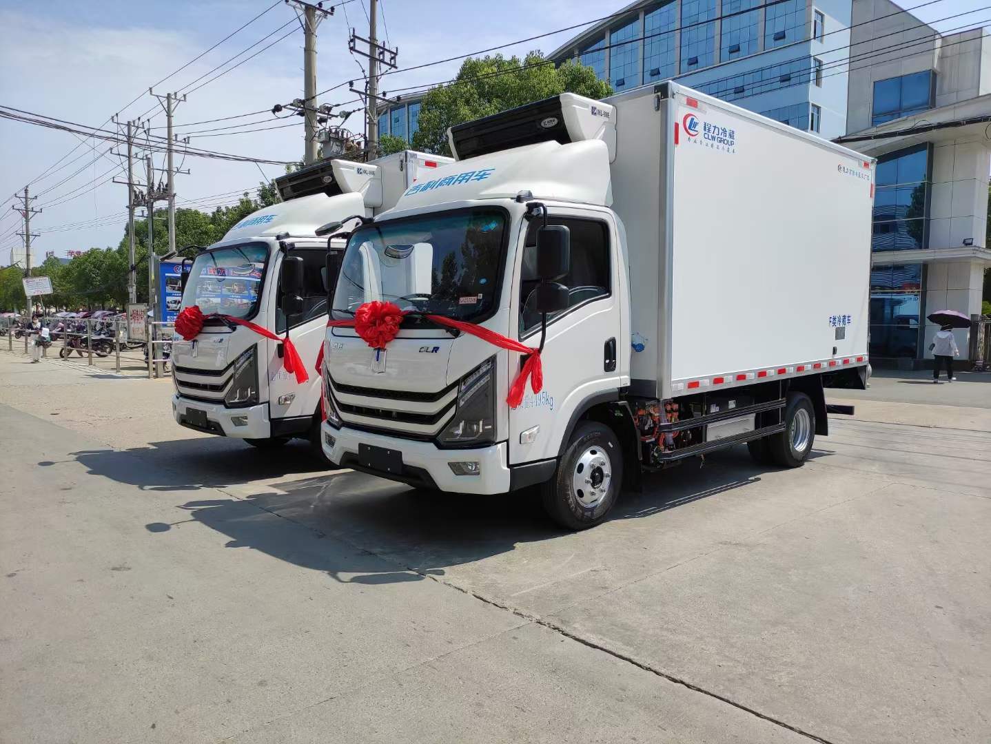 吉利新能源綠牌冷藏車兩臺發往廣東